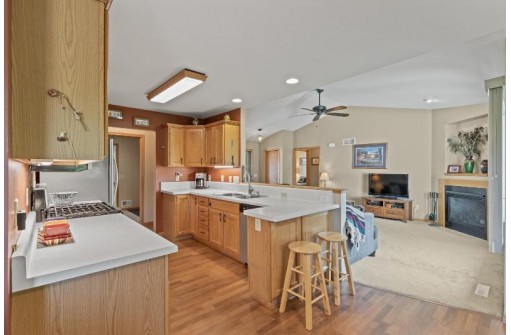 121 Meadow Ridge Lane, Madison, WI 53704