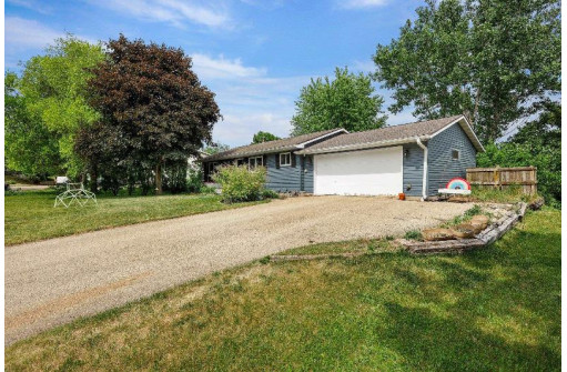 605 Birchwood Trail, Mount Horeb, WI 53572