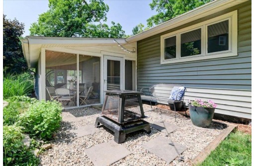 6106 Gateway Green, Monona, WI 53716