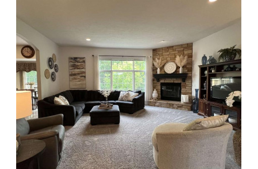 2350 Deer Path Way, Beloit, WI 53511