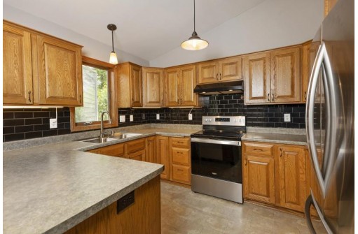 214 Overlook Terrace, Marshall, WI 53559