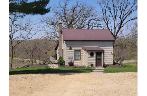 1432 County Road W, Mineral Point, WI 53565