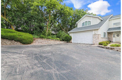 507 Nightingale Lane, Cottage Grove, WI 53527