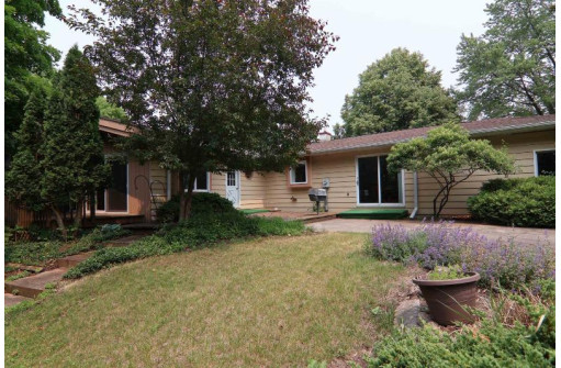 18 Brakefield Drive, Janesville, WI 53546