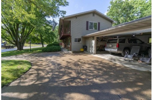 1230 Sunset Drive, Platteville, WI 53818