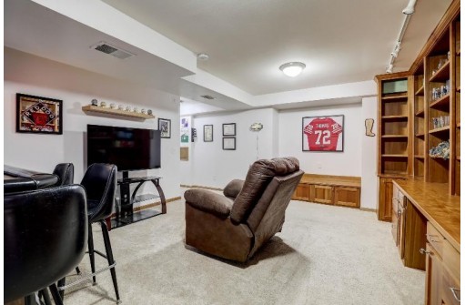 423 E Linnerud Drive, Sun Prairie, WI 53590