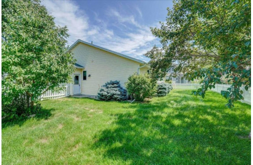 3300 Round Table Way, Cross Plains, WI 53528