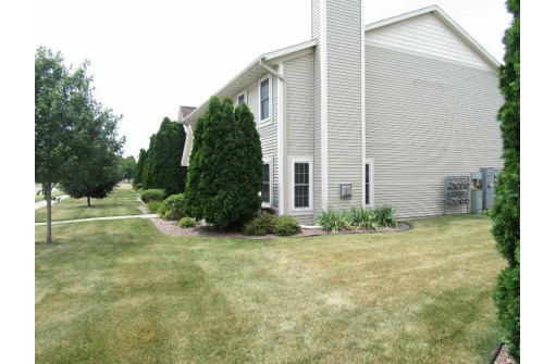 2855 Holiday Drive 8, Janesville, WI 53545