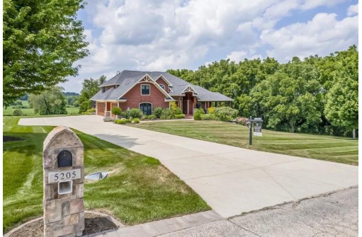 5205 N Old Orchard Drive, Janesville, WI 53545