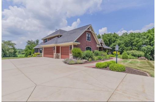 5205 N Old Orchard Drive, Janesville, WI 53545