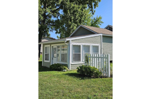 1417 S Beaumont Road, Prairie Du Chien, WI 53821-2739