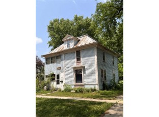 327 6th Street Baraboo, WI 53913