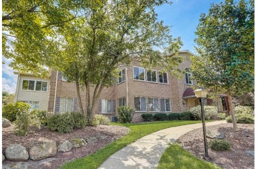 95 Golf Parkway D, Madison, WI 53704
