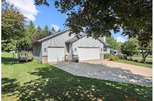 907 Hillpoint Court, Poynette, WI 53955