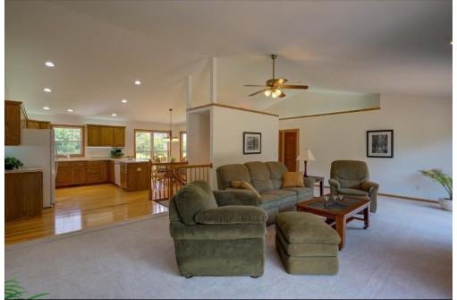 6273 Irving Drive, Sun Prairie, WI 53590-9585