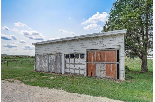 17 E Medina Road, Marshall, WI 53559