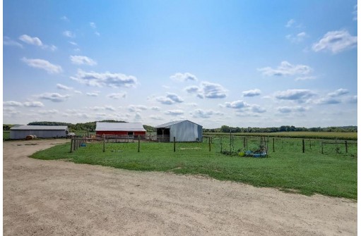 17 E Medina Road, Marshall, WI 53559