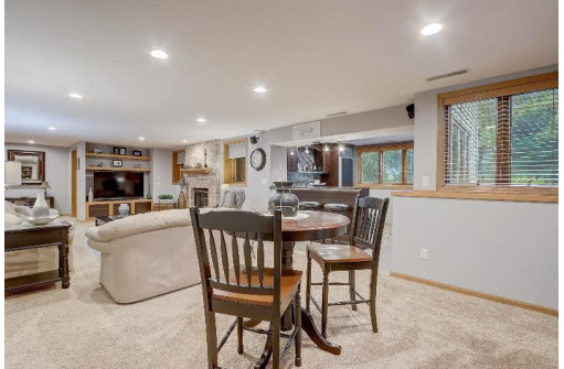 906 N Fairbrook Drive, Waunakee, WI 53597