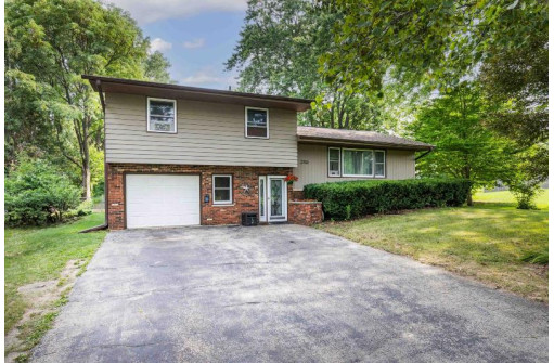 2703 Westchester Circle, Stoughton, WI 53589