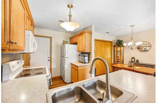 202 Douglas Drive 202, Brooklyn, WI 53521