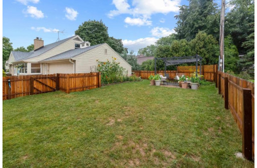 7426 Wellauer Drive, Wauwatosa, WI 53213