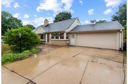 7426 Wellauer Drive, Wauwatosa, WI 53213