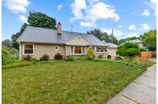 7426 Wellauer Drive, Wauwatosa, WI 53213