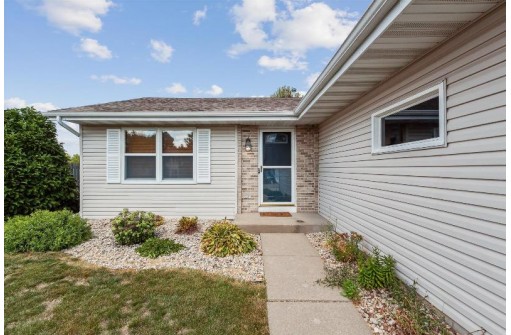 4221 Prairie Fox Drive, Janesville, WI 53546