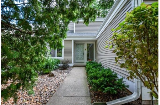 94 Oak Creek Trail, Madison, WI 53717