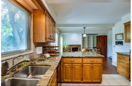 94 Oak Creek Trail, Madison, WI 53717