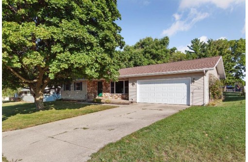 506 N St Josephs Circle, Edgerton, WI 53534