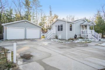 5589 Whiting Avenue Pentwater, MI 49449