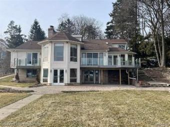 2459 N Lake Angelus Road W Lake Angelus, MI 48326