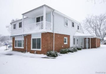 2992 Venice Highland, MI 48356