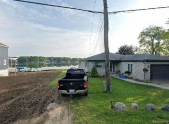 1148 Lakeview Drive Wolverine Lake, MI 48390