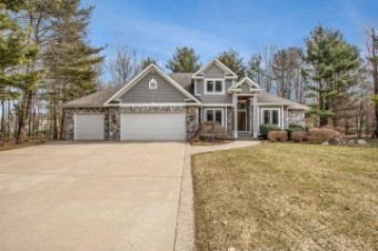 5480 Pine Bluff Lane Norton Shores, MI 49441