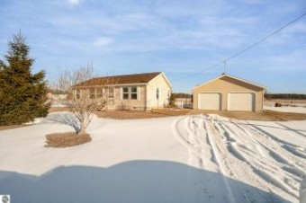 6048 W Remick Road Blanchard, MI 49310