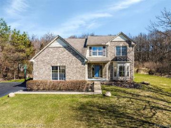 2812 Steeplechase Highland, MI 48357