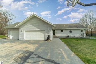 1207 Winding Wood Drive Farwell, MI 48622