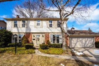 636 Woods Lane Grosse Pointe Woods, MI 48236