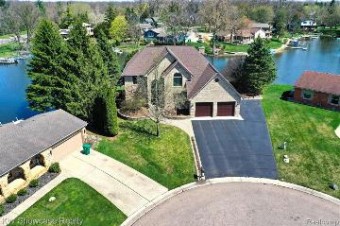 3200 Ledgewood Court E Commerce Township, MI 48382