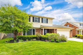 600 Perrien Pl Grosse Pointe Woods, MI 48236