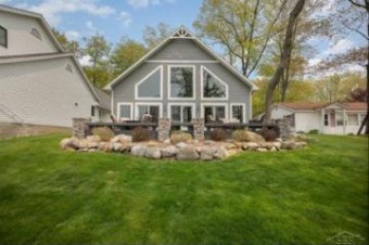 543 Old Trail Dr Houghton Lake, MI 48629