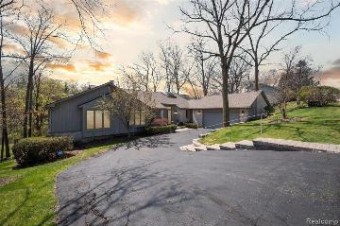 2275 Cameo Lake Court West Bloomfield, MI 48302