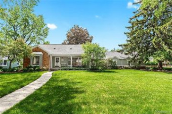 17231 Beechwood Avenue Beverly Hills, MI 48025