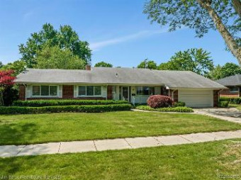 15 S Edgewood Drive Grosse Pointe Shores, MI 48236