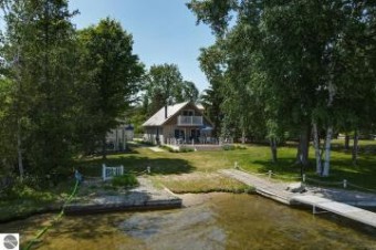 3485 S Sunrise Lane Lake Leelanau, MI 49653