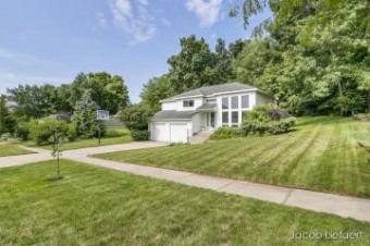 5831 Grand Oaks Drive Ne Comstock Park, MI 49321