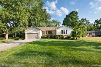 823 Brushwood Drive Wolverine Lake, MI 48390