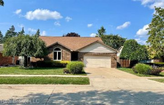 16580 N Pine Cone Drive N Woodhaven, MI 48183